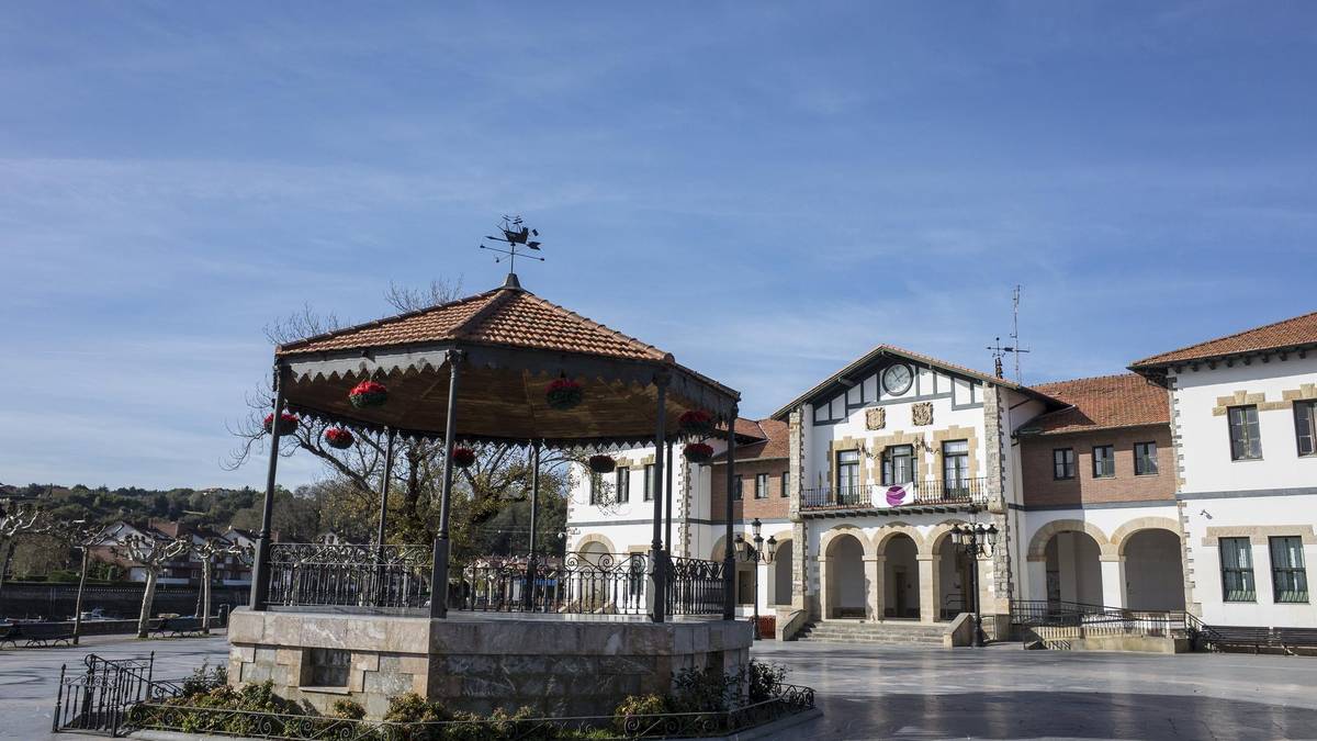 Hezkuntza Sailak "baldintzarik gabeko" babesa erakutsi dio Plentziako institutuko irakasleari