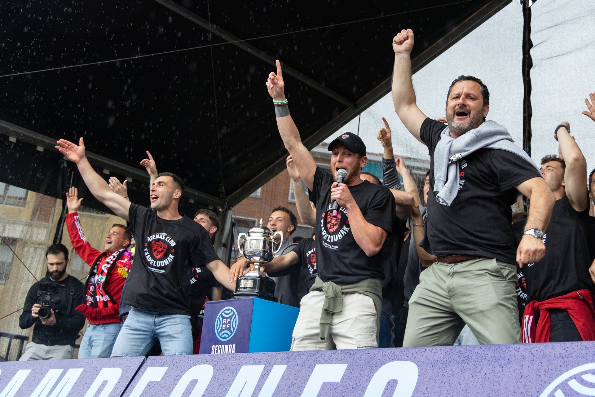 Getxoko Arenas futbol-taldea multzoko txapeldun izendatu eta federazioko lehenengo mailara igo da