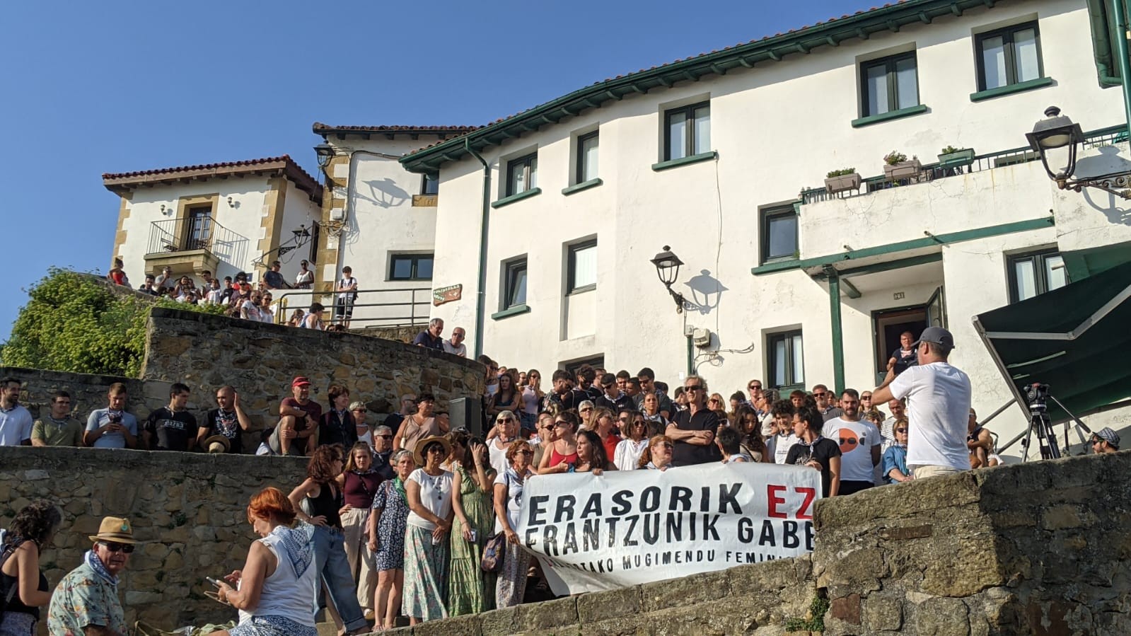 Gizon bat atxilotu dute Algortako Portu Zaharreko jaietan, sexu-erasoa egitea egotzita