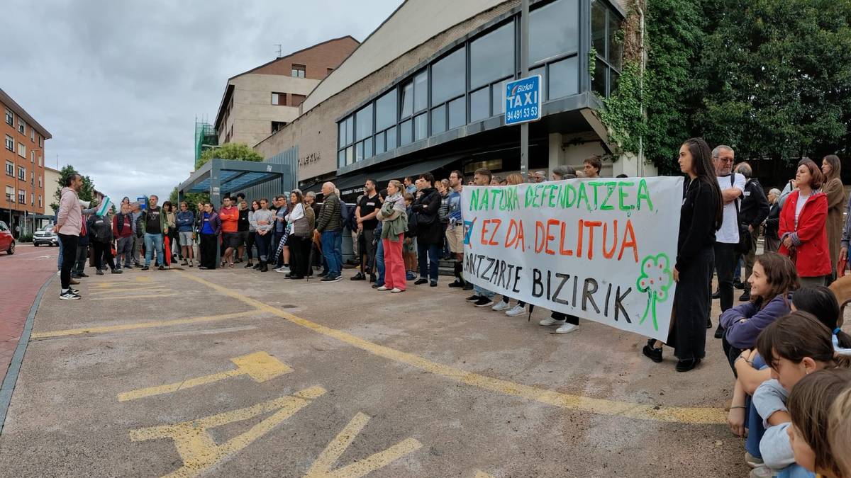 Lantzarteko bizilagunek planto egin diete aparkalekuaren aurka protesta egiteagatik ezarritako isunei