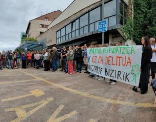 Lantzarteko bizilagunek planto egin diete aparkalekuaren aurka protesta egiteagatik ezarritako isunei