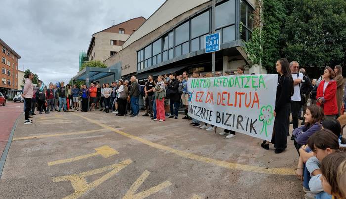 Lantzarteko bizilagunek planto egin diete aparkalekuaren aurka protesta egiteagatik ezarritako isunei