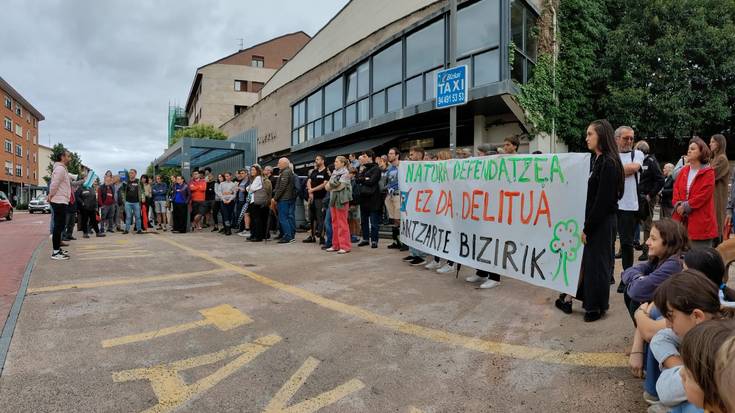 Lantzarteko bizilagunek planto egin diete aparkalekuaren aurka protesta egiteagatik ezarritako isunei