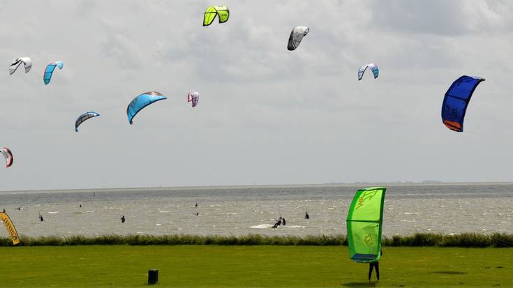 Surf- eta parapente-eskoletan lehiakortasuna sustatu gura du Sopelako Udalak