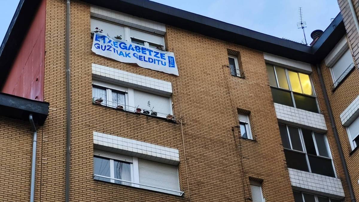 Poliziak Erandioko familia etxegabetu du; gainontzeko familiako kideak datozen orduetan aterako dituzte