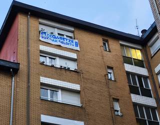 Poliziak Erandioko familia etxegabetu du; gainontzeko familiako kideak datozen orduetan aterako dituzte