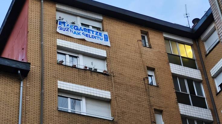 Goizeko lehen ordutik, hainbat herritar hurbildu dira Erandion kaleratu gura dituzten familiei babesa ematera