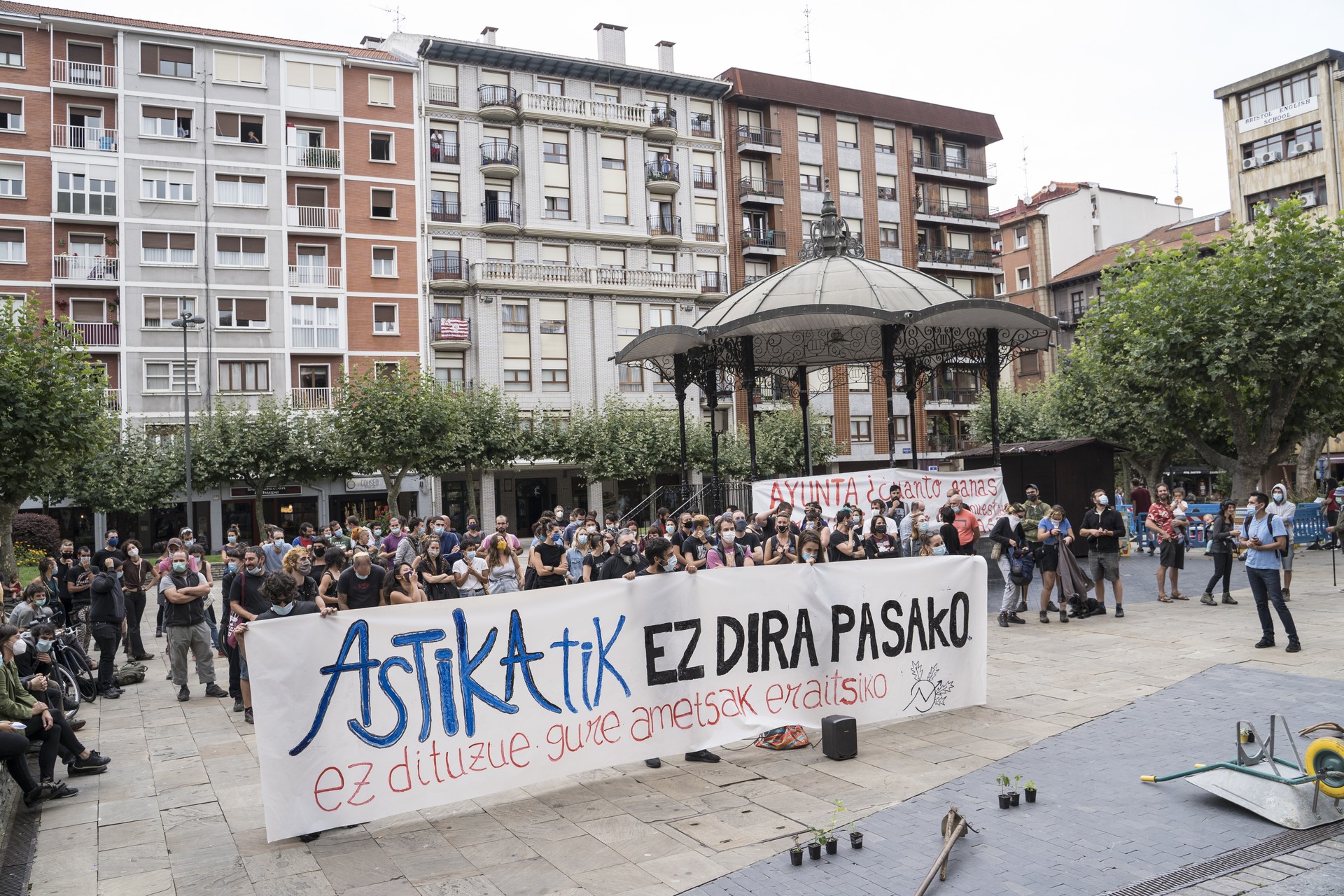 Euren etxeak eraisteko aginduaren aurka protesta-elkarretaratzea egin du Astika Herria proiektuak