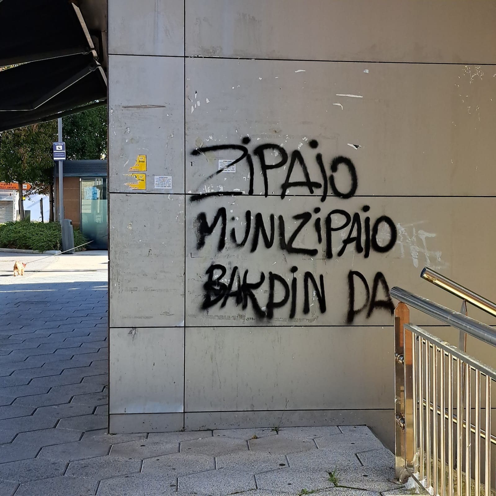 Udaltzaingoaren kontrako pintadak errefusatu ditu Berangoko Udalak