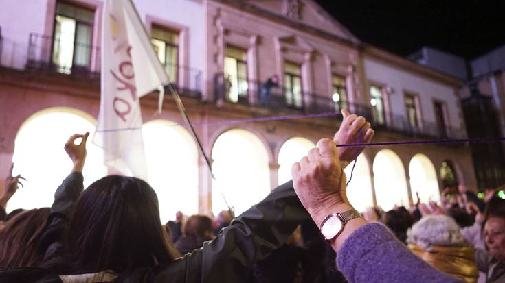 Mugimendu feministak morez jantzi ditu Uribe Kostako kaleak