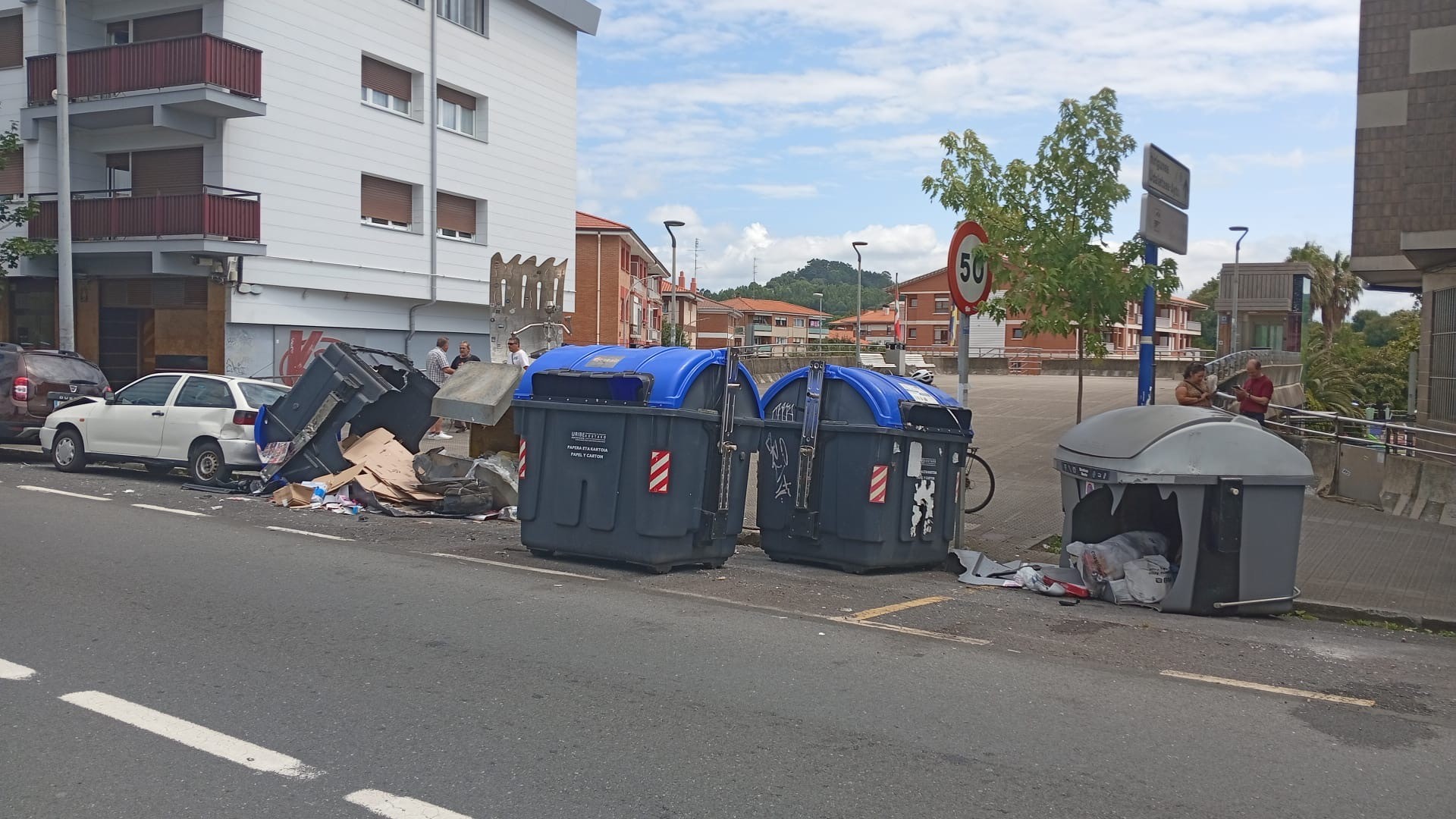 Auto istripua jazo da Sopelako Loiola Ander Deuna kalean, zauriturik gabe