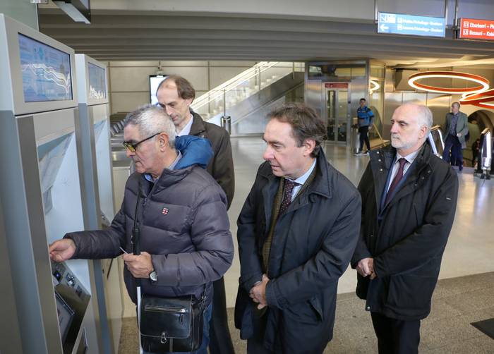 Lutxanako Euskotren geltokia egokitu dute ikusmen-dibertsitate funtzionala duten pertsonentzat