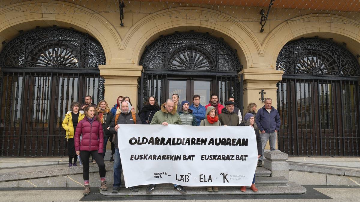 Getxoko Udalak lan-eskaintza publikoetan euskararen normalizazioaren aurkako neurriak hartzen dituela salatu dute sindikatu eta elkarteek