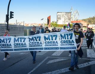 Uribe Kostako kaleak aldarrikapenez bete dira gaur goizean