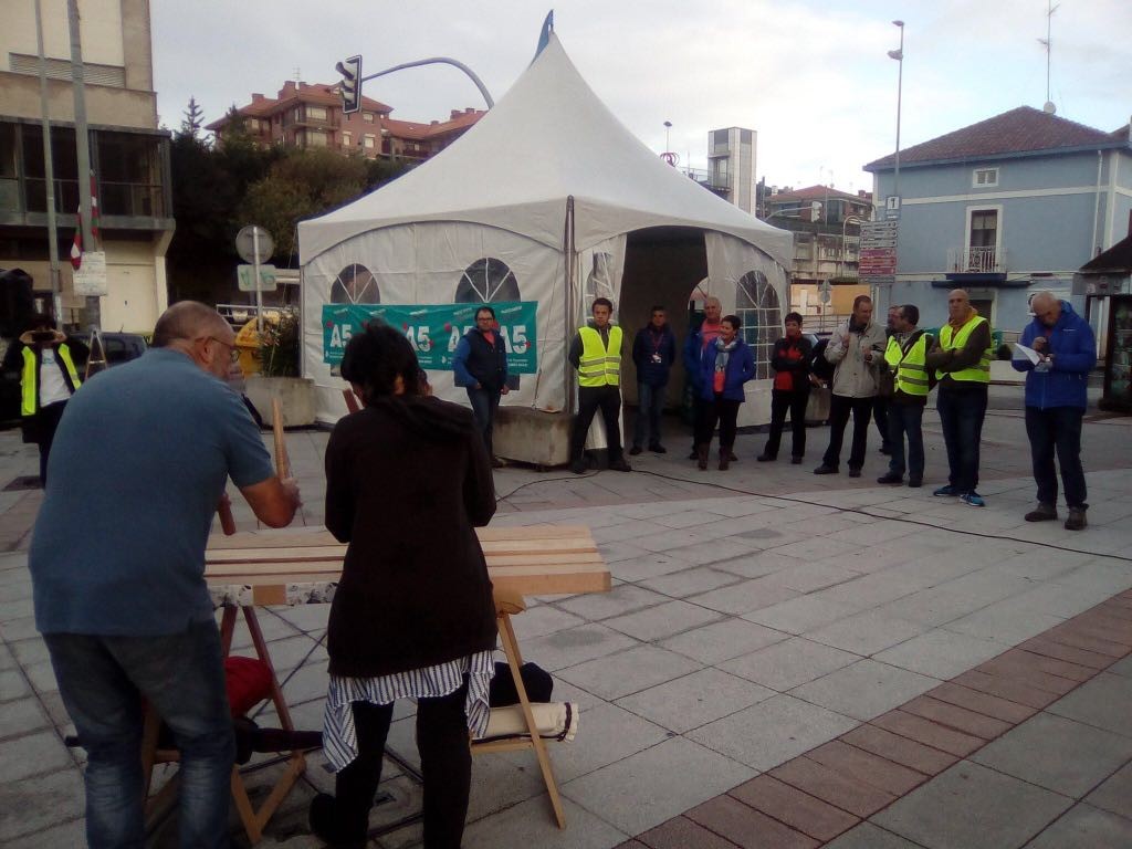 Hona eta Kataluniara begira daude gaurko herri-kontsultak
