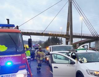 Bederatzi ibilgailuren arteko istripu batek goiz kaotikoa eragin du Txorierrin