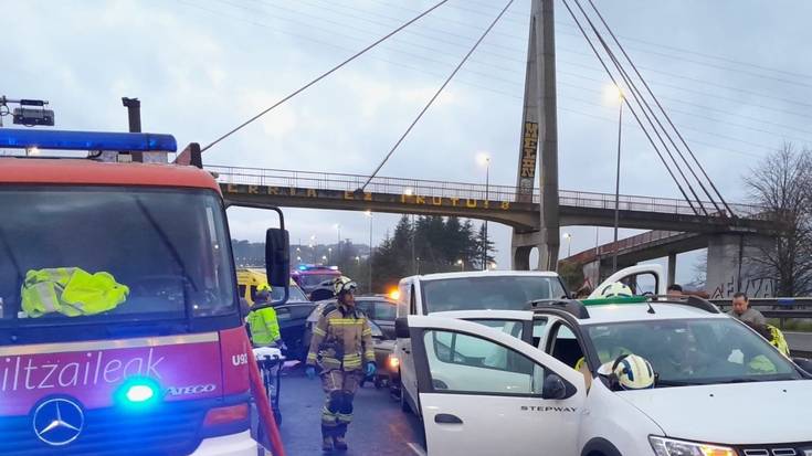 Bederatzi ibilgailuren arteko istripu batek goiz kaotikoa eragin du Txorierrin