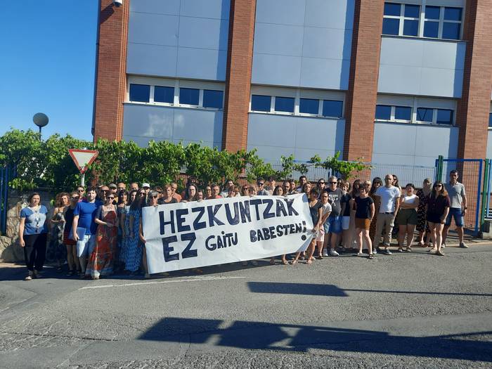 Irakasleen aurkako erasoak areagotu egin direla salatu dute Uribe Kosta BHI institutuko langileek