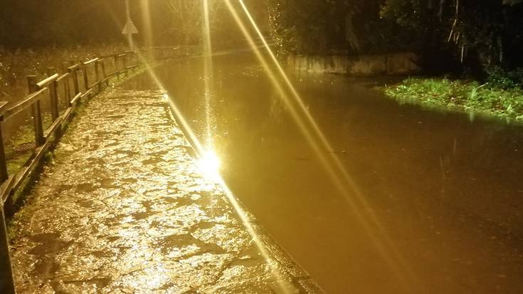 Gobela ibaiaren gainezka egiteko arriskuaz ohartarazi dute auzokideek