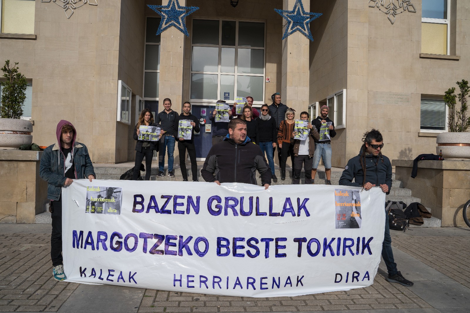 Sopelako mural politikoak ezabatzea gaitzesteko elkarretaratzea egin dute