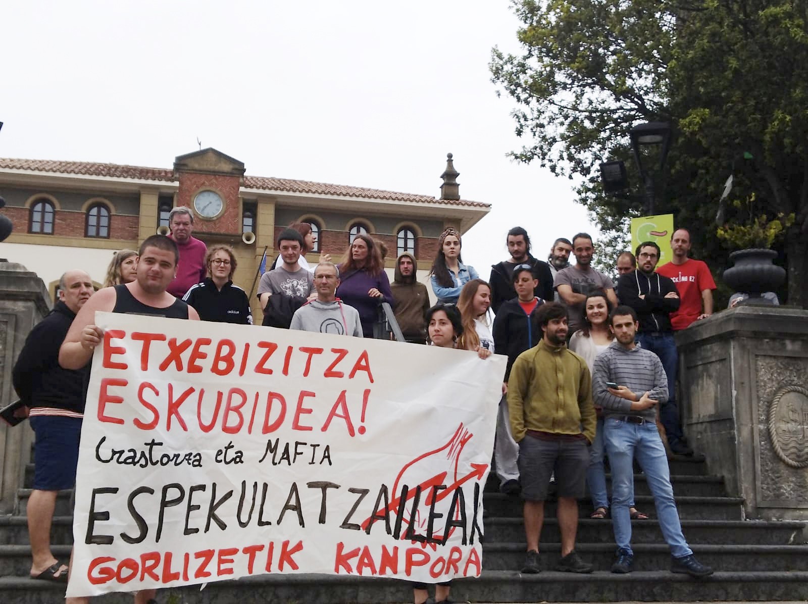 Etxe okupatu bat husteko erabilitako "teknika mafiosoak" salatu dituzte Gorlizen