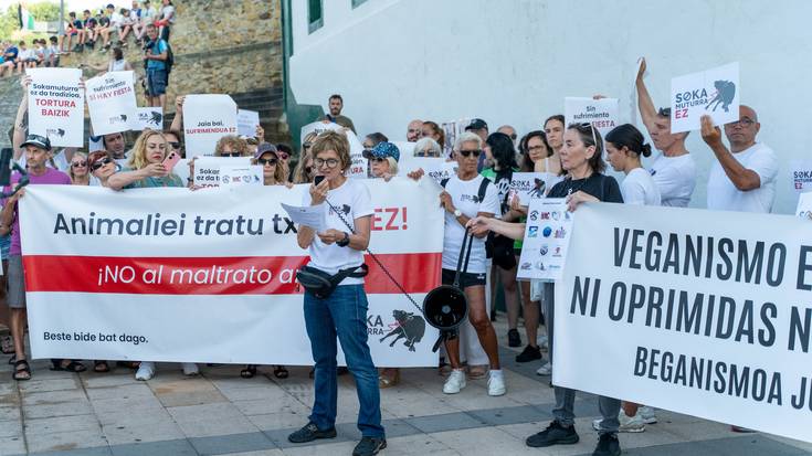 Sokamuturra desagerraraztea eskatzeko elkarretaratzea egin dute Portu Zaharreko jaietan