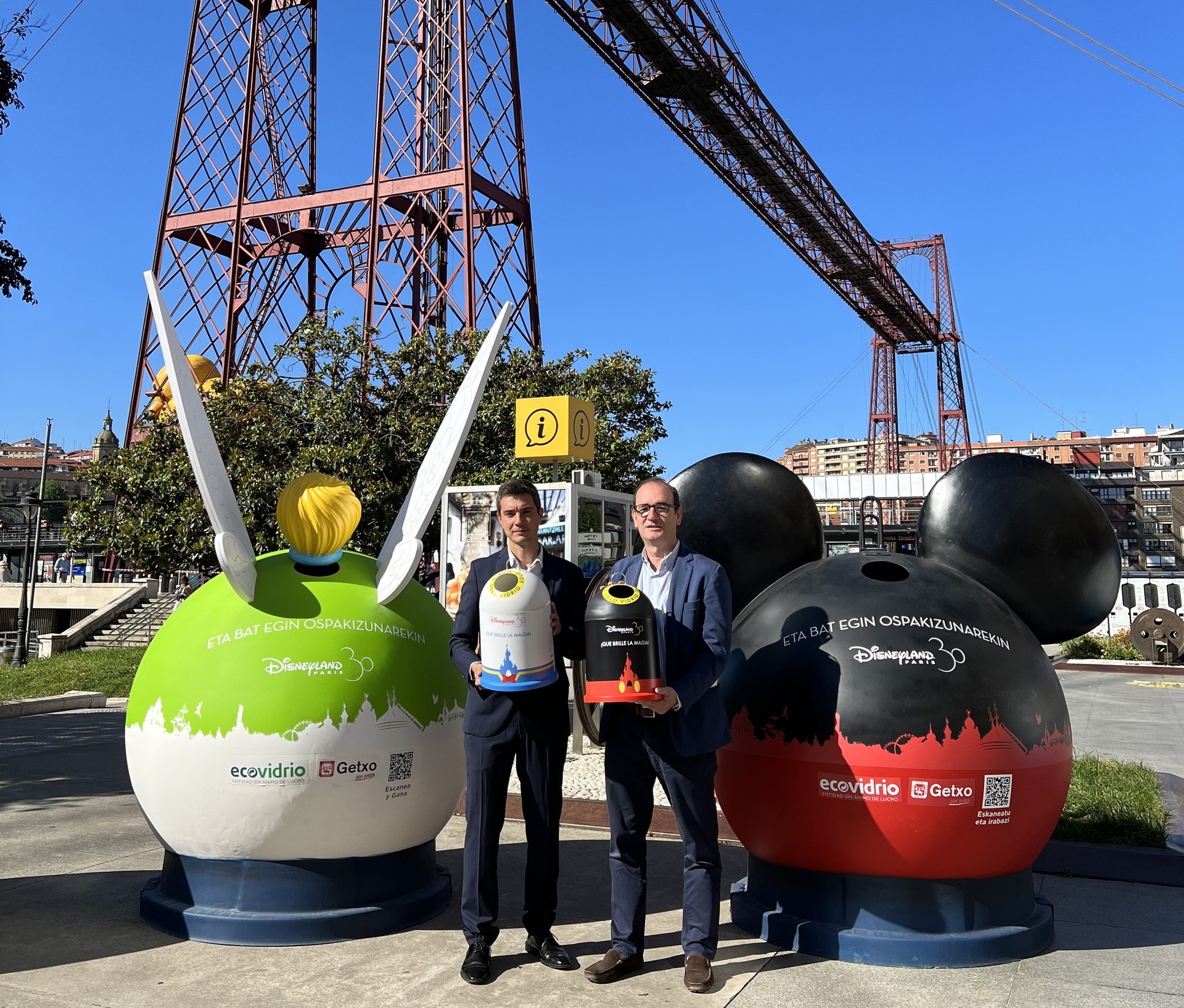 Disney pertsonaiak margotuta dituzten beirazko edukiontziak jarri dituzte Getxon