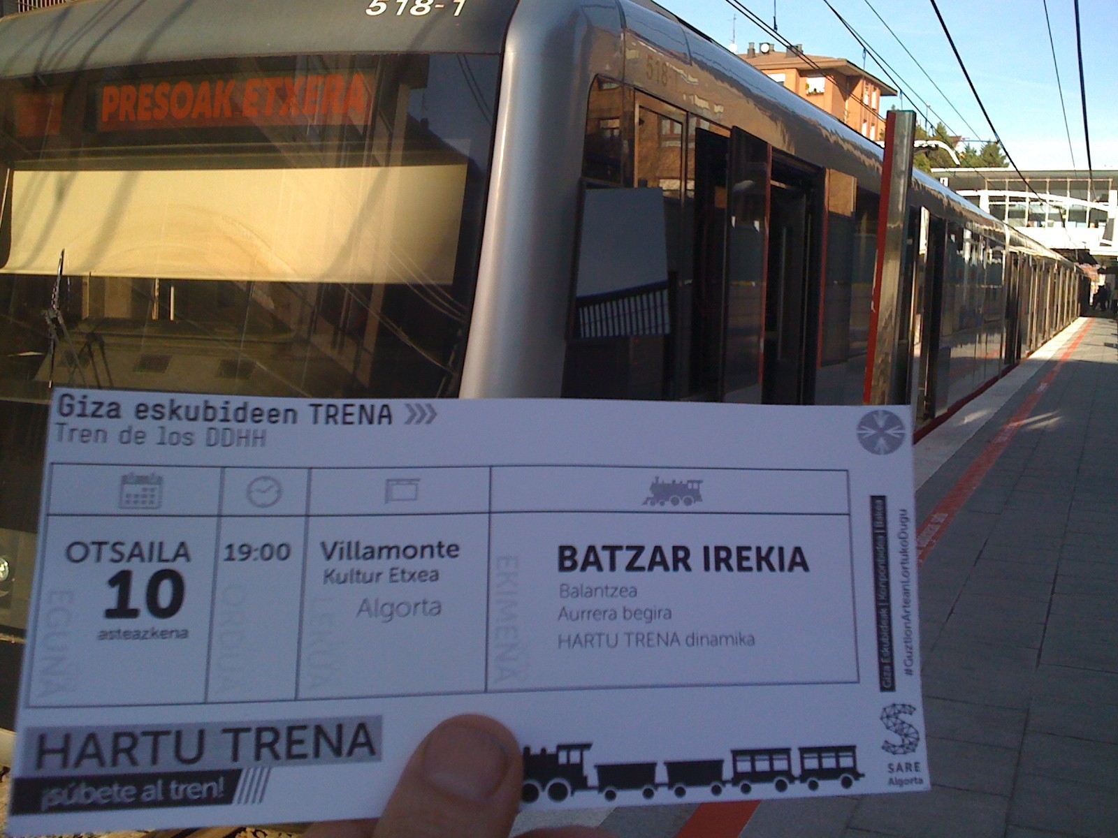 Ez gelditu trenari begira... HARTU TRENA!