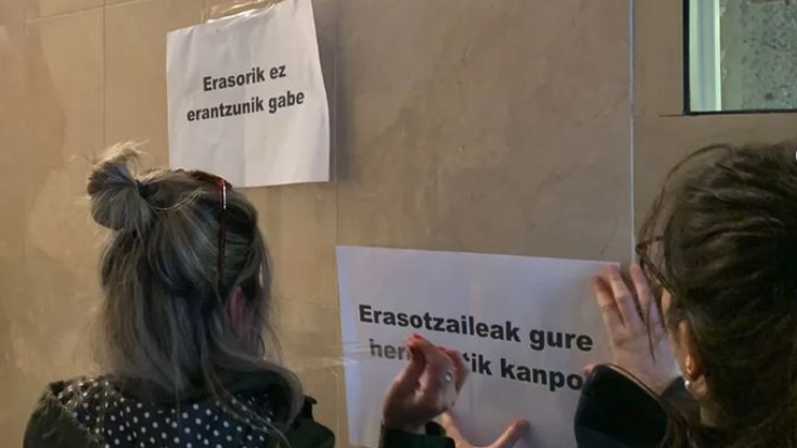 Sorginen Alabak talde feministak Gorlizko Udaleko osoko bilkurara eraman du protesta