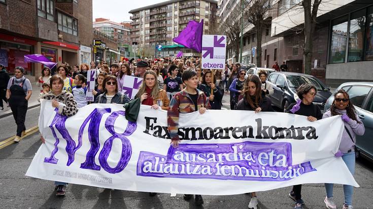 Feminismoaren aldeko aldarrikapenek Uribe Kostako kaleak hartu dituzte