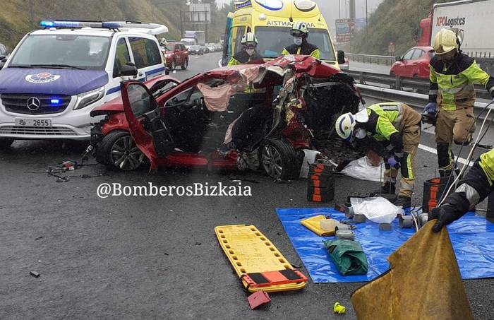 Pertsona bi zauritu dira auto baten eta kamioi baten arteko istripu batean Erandion, N637 errepidean