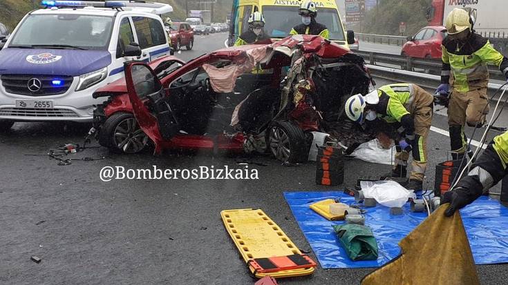 Pertsona bi zauritu dira auto baten eta kamioi baten arteko istripu batean Erandion, N637 errepidean