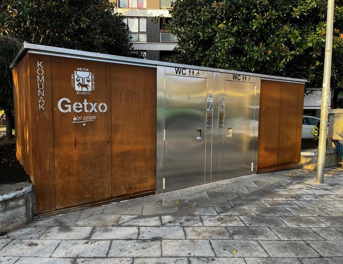 Algortak komun publiko berria estreinatu du Telletxe plazan