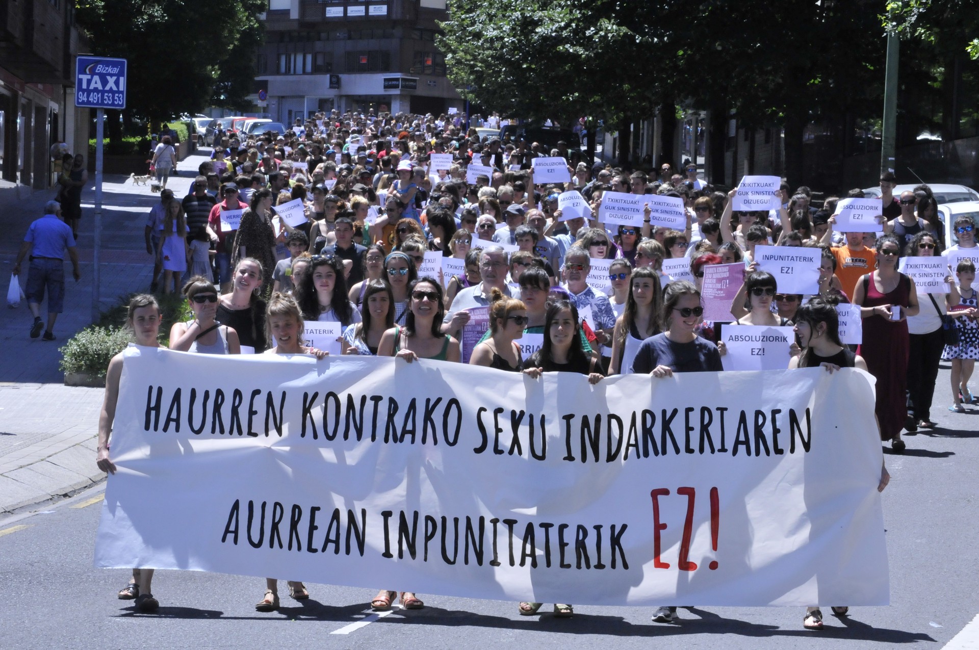 Umeen kontrako abusuak salatzen segituko du Getxoko mugimendu feministak