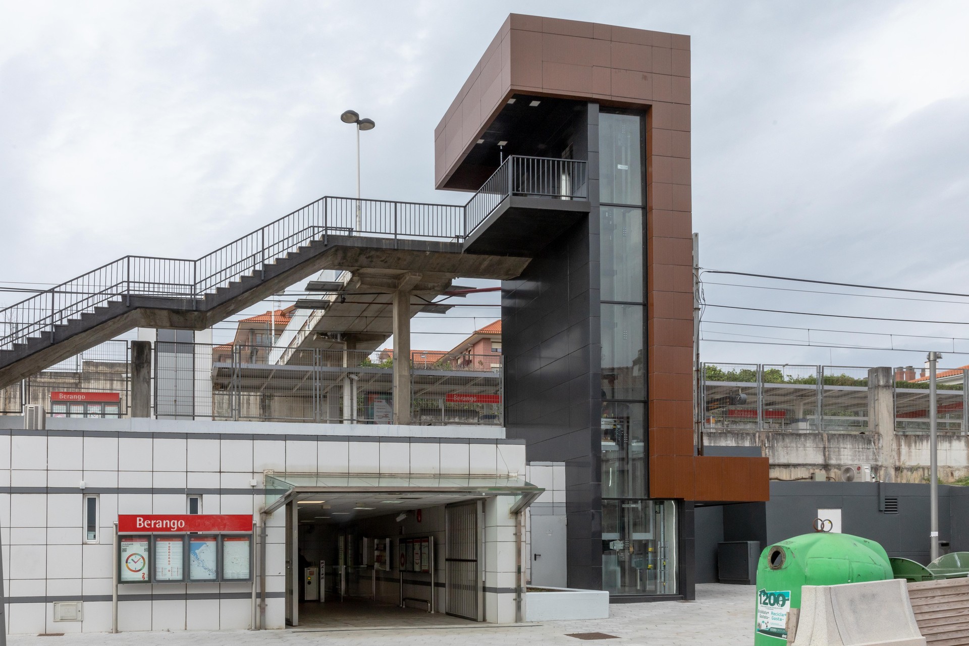 Astelehenean hasiko da funtzionatzen metro-geltokiko igogailu berria