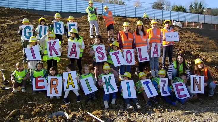 San Nikolas Ikastolaren eraikin berria altxatzeko lehen lur palakada egin dute ikasleek