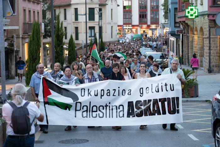 Gazako sarraskia geldiarazteko mobilizazioak egingo dituzte martitzenean Uribe Kostan