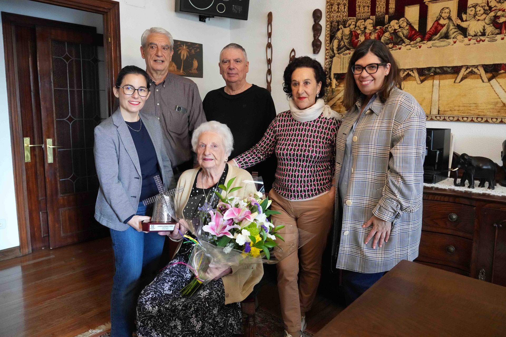 Carmen Udondo Torre getxoztarrari oroigarria eman diote bere 100. urtebetetzean