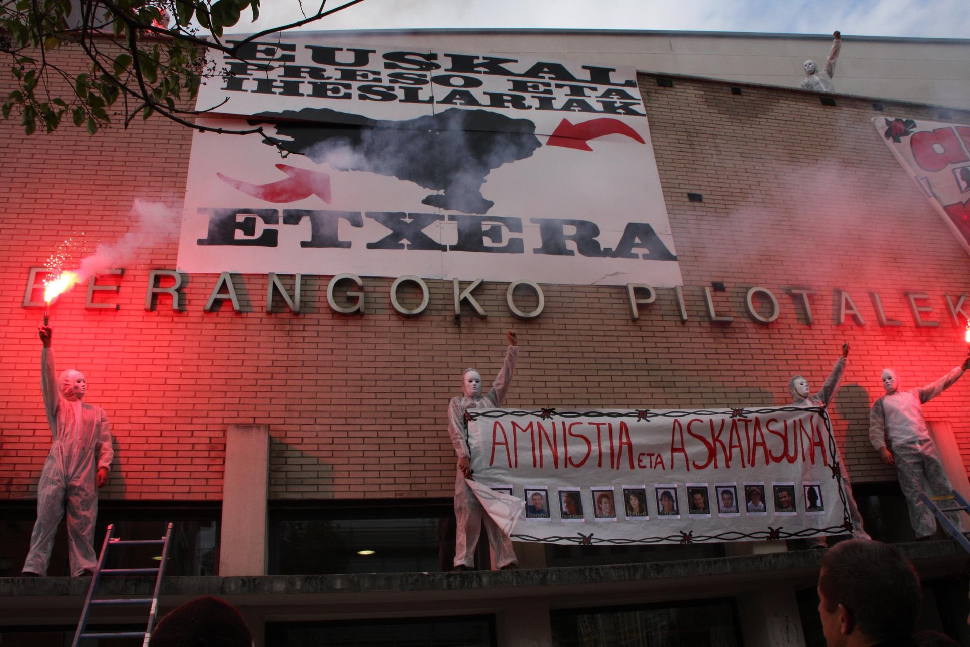 Orkatz Gallastegi eta Aitor Cotano preso uribekostarrek gose greba abiatu dute Garikoitz Etxeberriaren bakartze egoera salatzeko