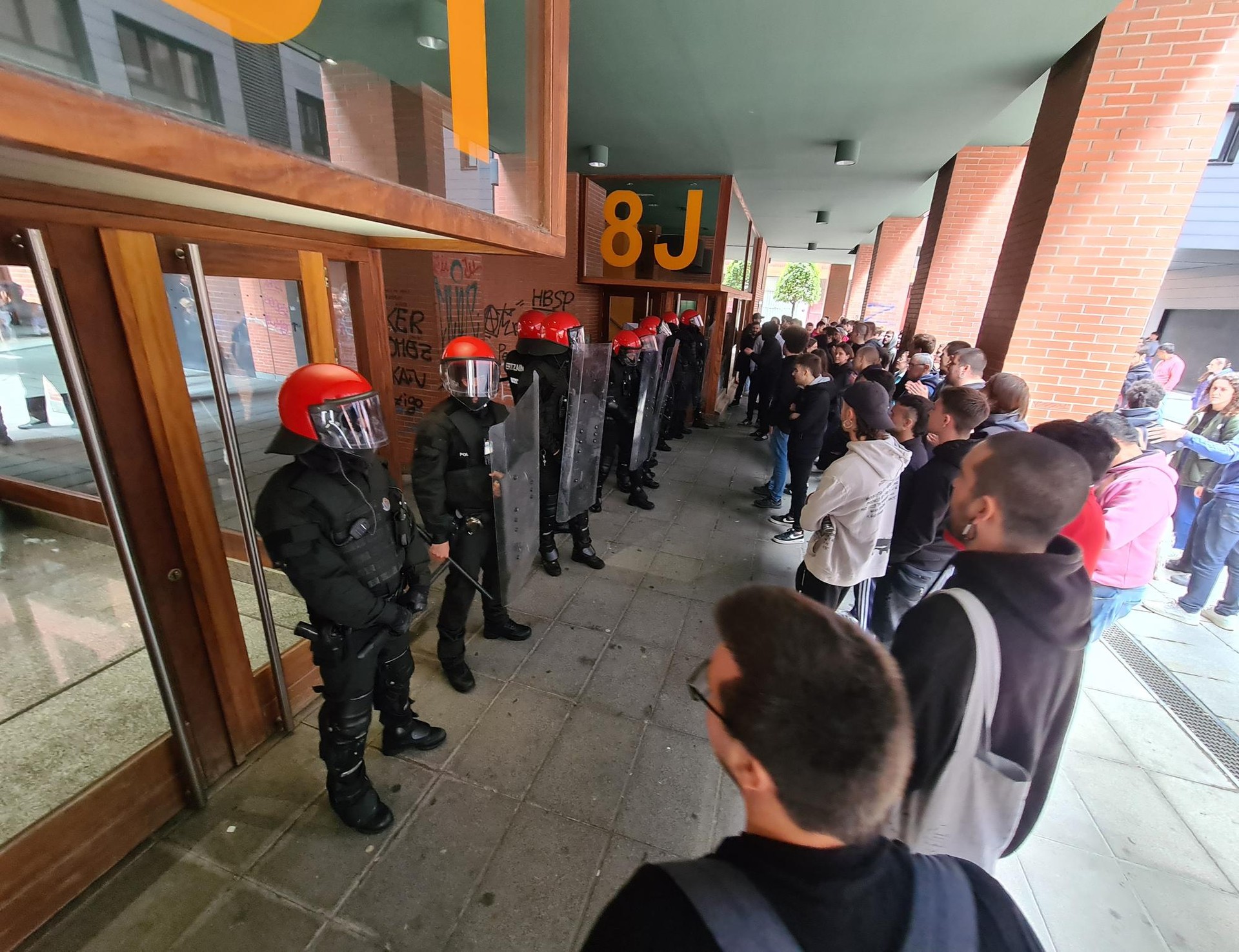 Altzagako bizilagunaren etxegabetzea ekidin gura izan duten auzokideen kontra oldartu da Ertzaintza