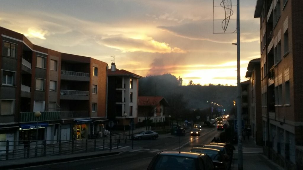 Sutea piztu da berriro ere Berangon, haizeak eraginda