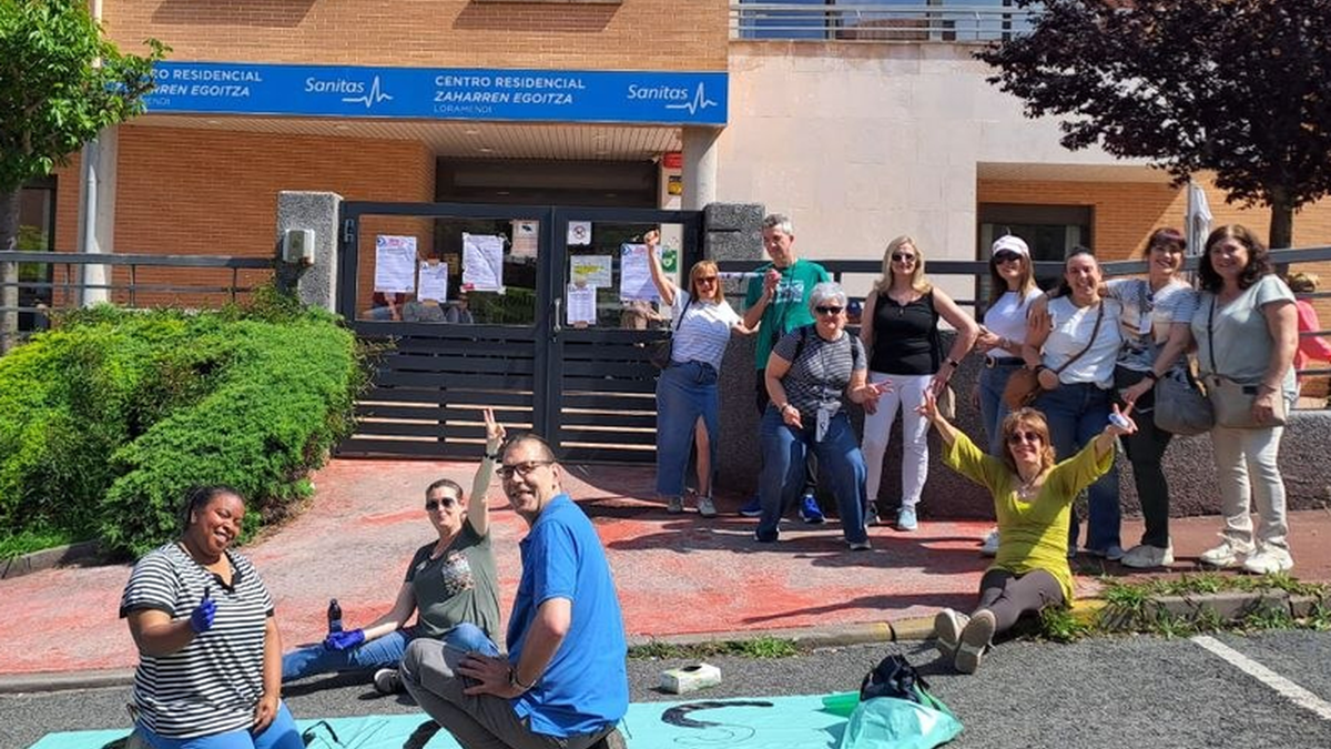 Hiru greba egun iragarri dituzte Loramendi egoitzako langileek lan-gainkarga salatzeko