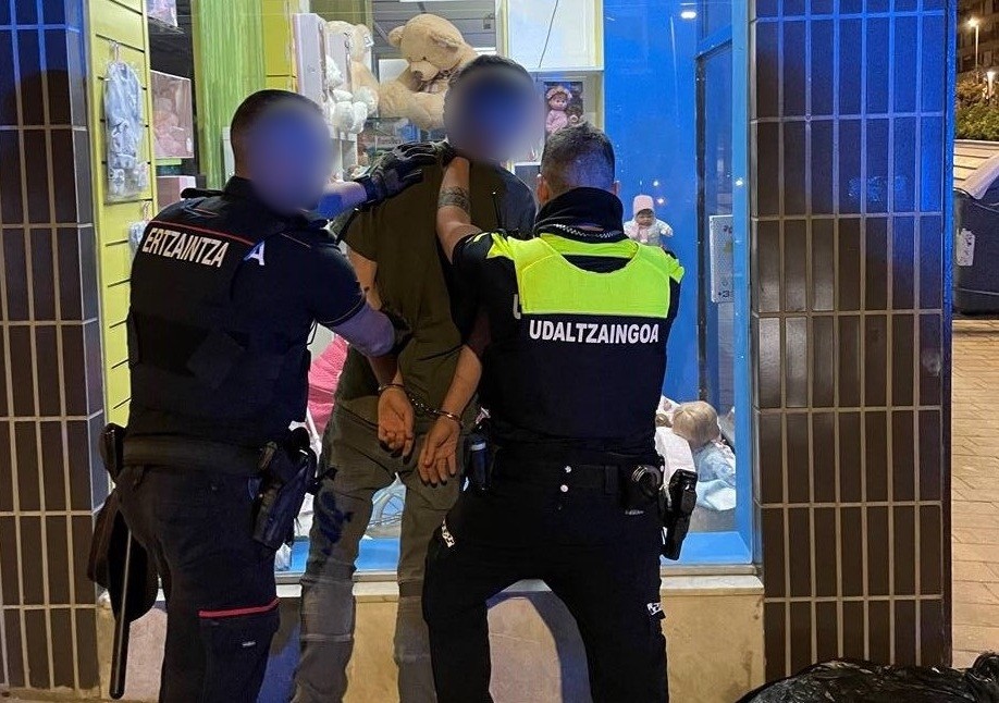 Gizon bat atxilotu dute Leioan eta Bilbon egun bakarrean hamar bat lapurreta burutzeagatik