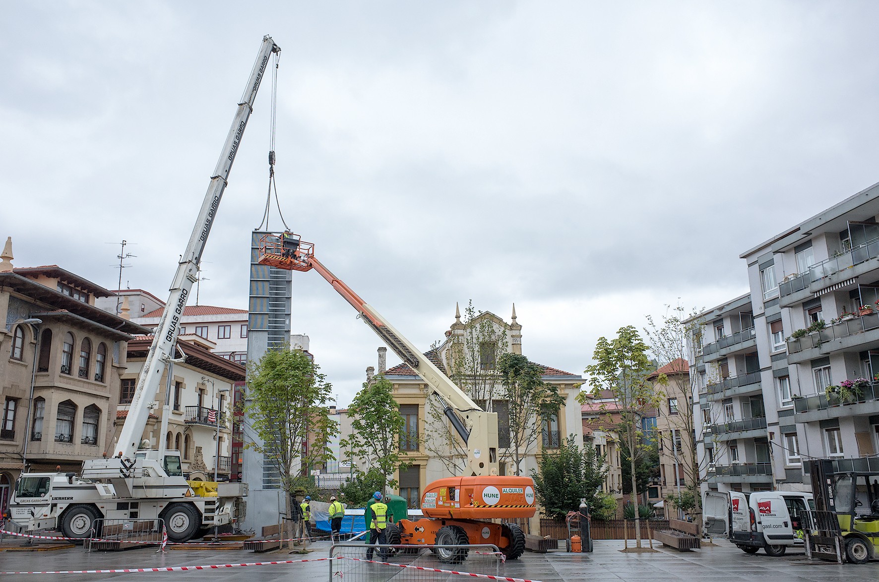 Funtzio anitzeko dorre batek argiztatuko du bihartik aurrera Algortako Txiki Otaegi plaza