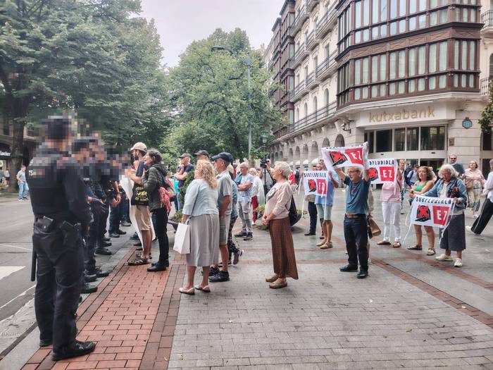 Ertzaintzak Subflubiala EZ plataformaren protesta eragotzi du eta sei pertsona identifikatu ditu