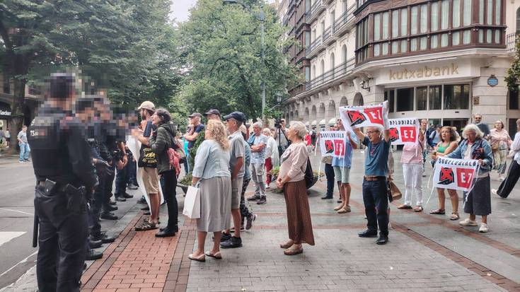 Ertzaintzak Subflubiala EZ plataformaren protesta eragotzi du eta sei pertsona identifikatu ditu