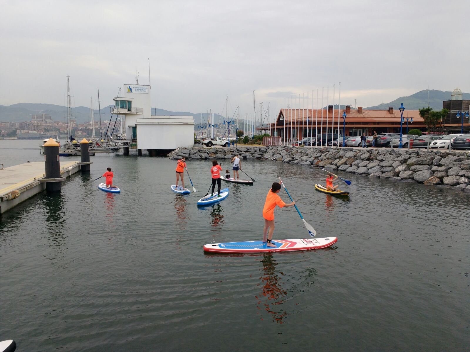 Paddle surfean jarduteko aukera egongo da domekan Getxoko Kirol Portuan