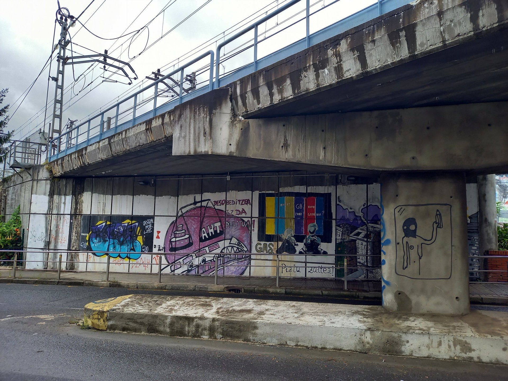 Sopelako EH Bilduk salatu du Udalak Enrike Urrutikoetxea kaleko mural politikoak ezabatu dituela