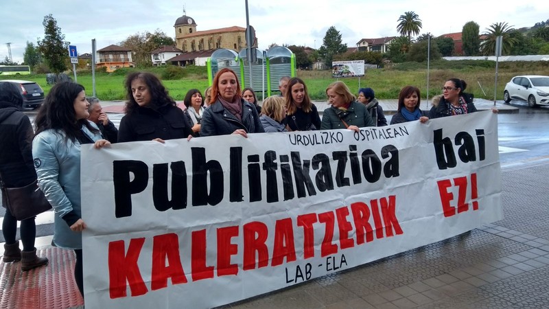 Urdulizko ospitaleko 18 garbiketa-langile kaleratu dituztela salatu dute ELA eta LAB sindikatuek