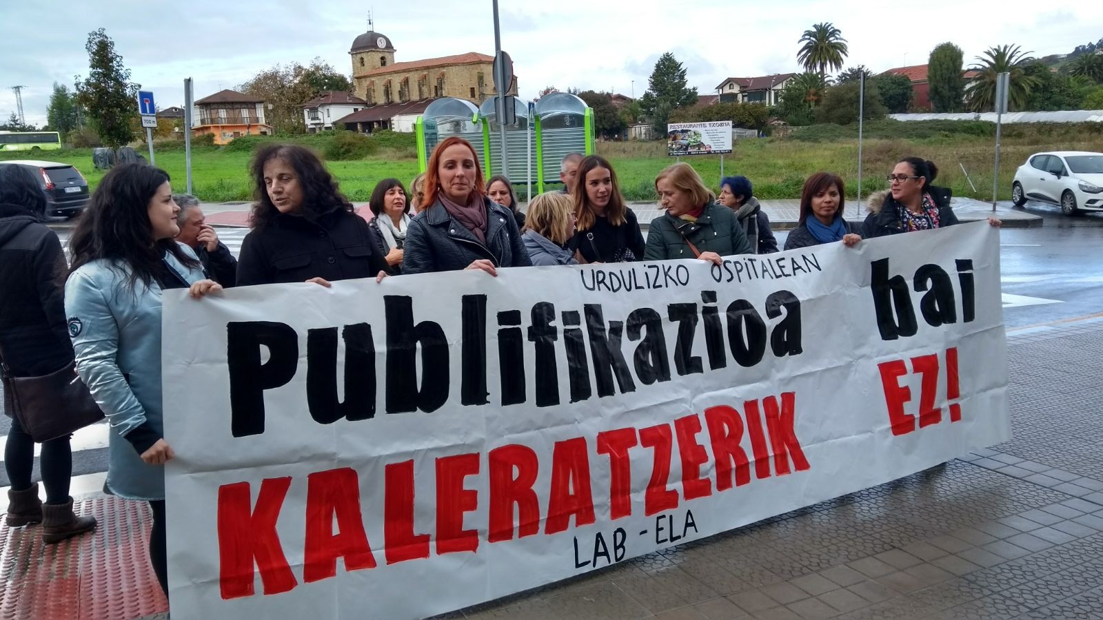 Urdulizko ospitaleko 18 garbiketa-langile kaleratu dituztela salatu dute ELA eta LAB sindikatuek